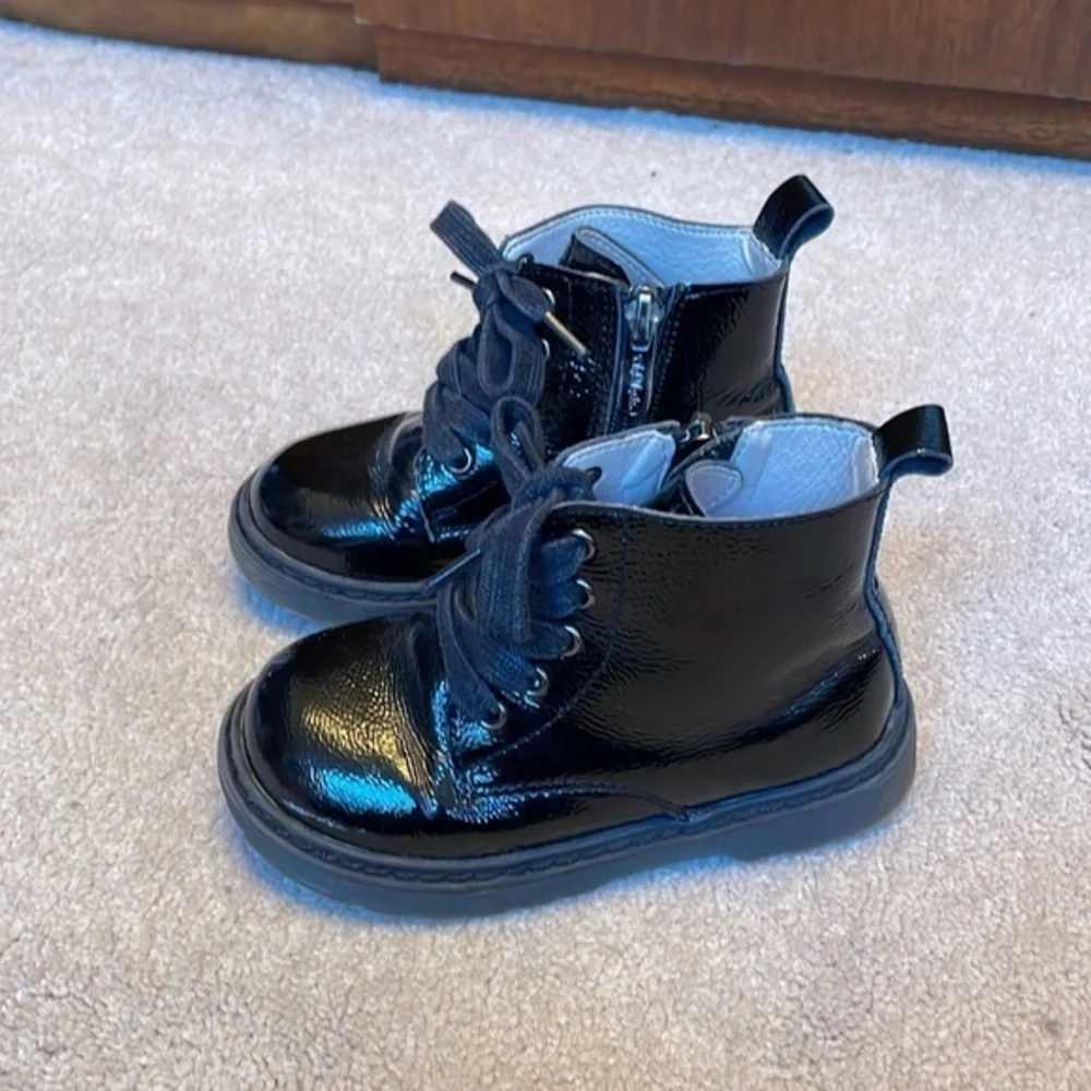 🛞 Taranis black patent leather lace up boots